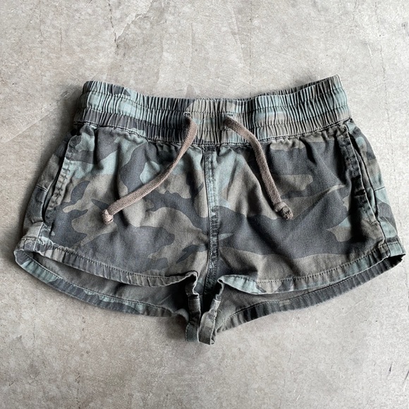 TNA Pants - Aritzia TNA camo shorts